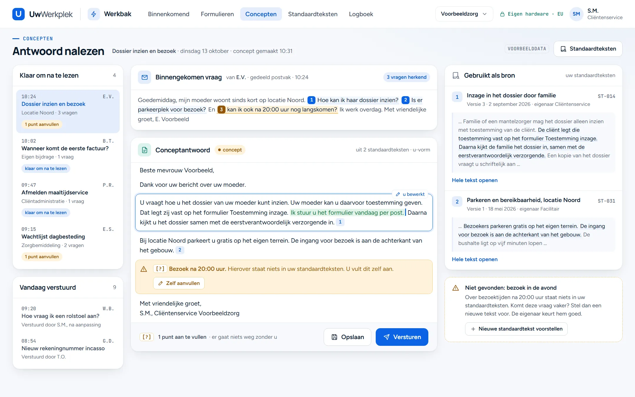 Een conceptantwoord nalezen in de Werkbak. Links de concepten die klaarstaan en wat vandaag is verstuurd. In het midden de binnengekomen mail met drie vragen: hoe kan ik het dossier van mijn moeder inzien, is er parkeerplek, en kan ik na 20:00 uur nog langskomen. Daaronder het conceptantwoord in de u-vorm. De medewerker bewerkt de eerste alinea. De eerste twee antwoorden hebben een bronnummer. Bij de derde vraag staat een gele melding: hierover staat niets in uw standaardteksten, u vult dit zelf aan. Onderaan de knoppen Opslaan en Versturen. Rechts de twee gebruikte standaardteksten met versie, eigenaar en de gebruikte zinnen gemarkeerd, en een melding dat er geen tekst is over bezoek in de avond.