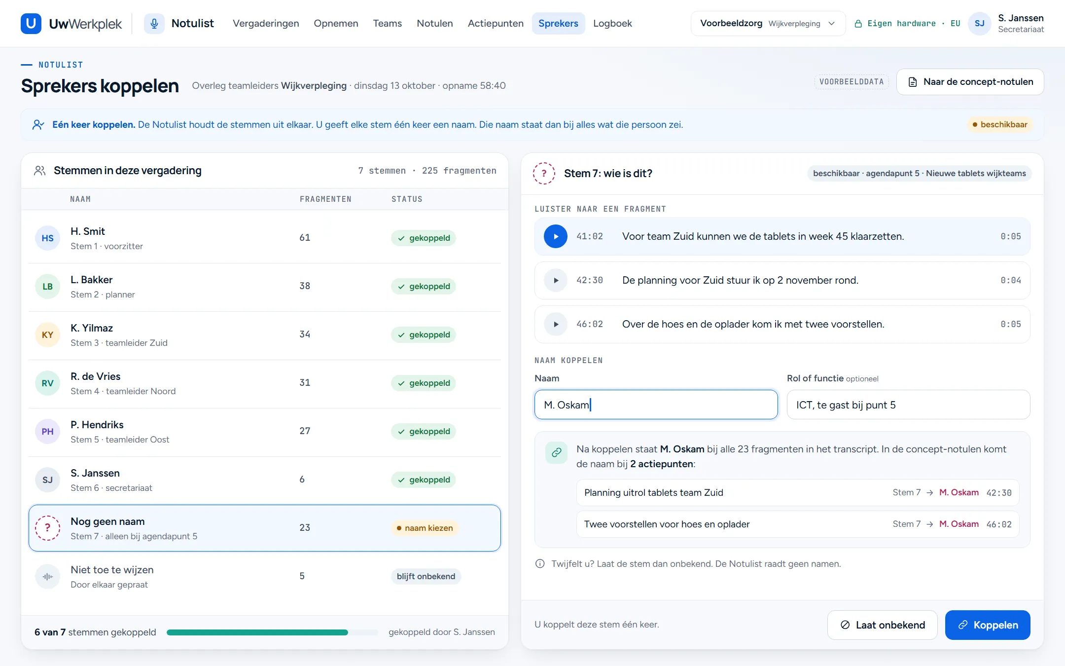 Sprekers koppelen in de Notulist, met Sprekers actief in het menu. Bovenaan de uitleg: u geeft elke stem één keer een naam, met het label sprekerherkenning beschikbaar. Links zeven stemmen: zes zijn gekoppeld aan een naam, zoals H. Smit, voorzitter, en stem 7 heeft nog geen naam en sprak alleen bij agendapunt 5. Een laatste regel, door elkaar gepraat, blijft onbekend. Rechts de vraag: stem 7, wie is dit? Drie fragmenten om te beluisteren, een naamveld met M. Oskam, de rol ICT, te gast bij punt 5, en de twee actiepunten die daarna die naam krijgen. Onderaan de knoppen Laat onbekend en Koppelen.