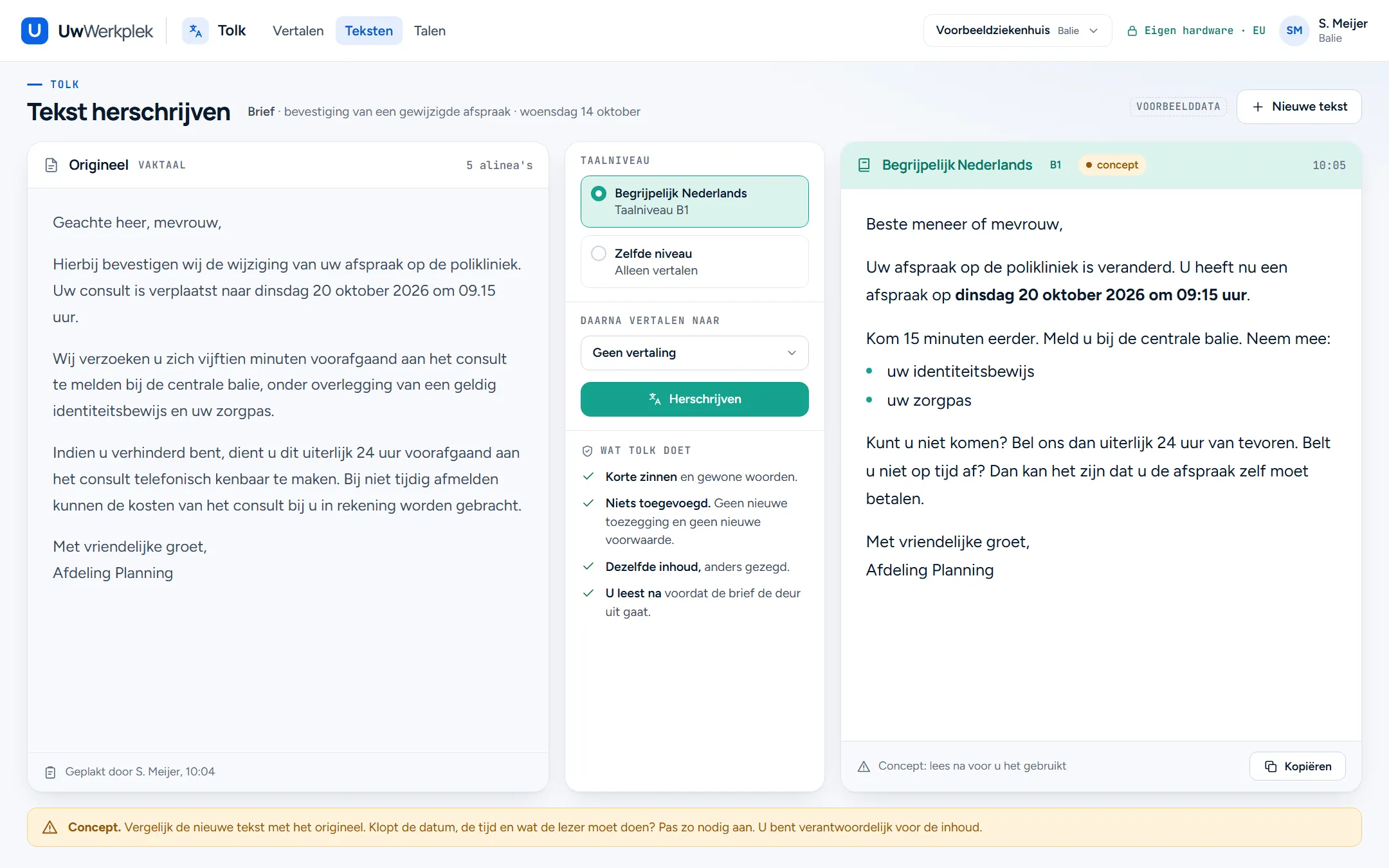 Herschrijfscherm van Tolk, met Teksten actief in het menu. Links de originele brief in vaktaal: de bevestiging van een verplaatst consult, met lange zinnen over melden, legitimeren en tijdig afmelden. In het midden de keuze voor begrijpelijk Nederlands op taalniveau B1 of hetzelfde niveau, de keuze om daarna te vertalen en een lijst van wat Tolk doet: korte zinnen, niets toegevoegd, dezelfde inhoud. Rechts dezelfde brief in begrijpelijk Nederlands, met de nieuwe datum en tijd, wat de lezer mee moet nemen en wat er gebeurt bij niet afmelden, gemarkeerd als concept. Onderaan een gele melding: vergelijk de nieuwe tekst met het origineel.