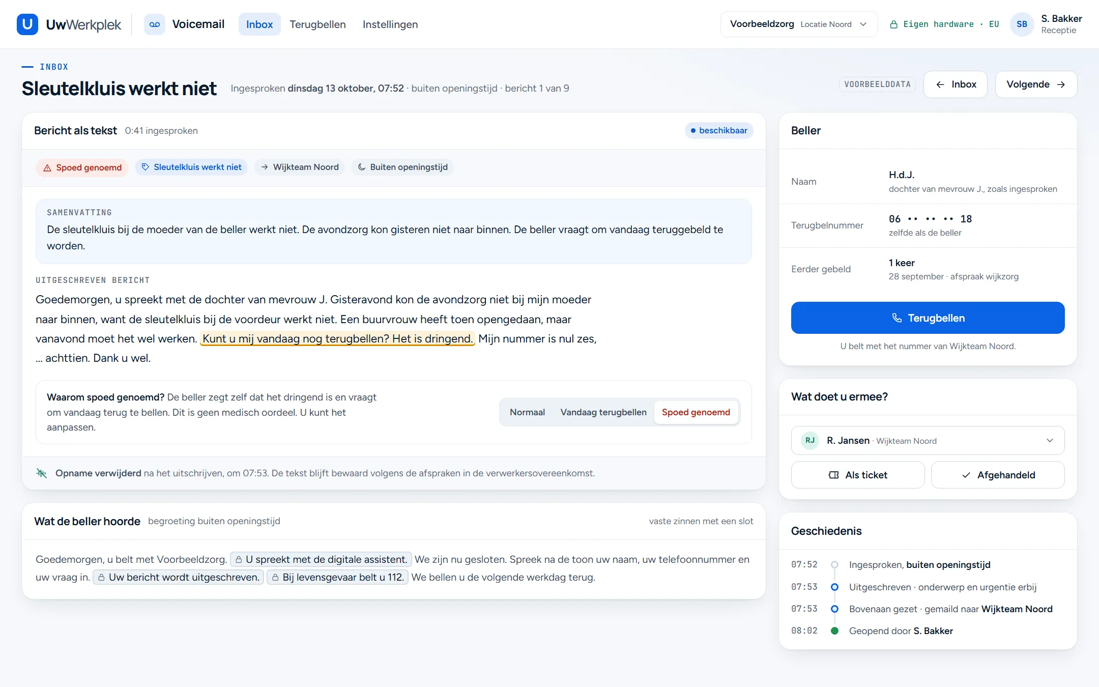 Voorbeeldscherm van één bericht: sleutelkluis werkt niet. Bovenaan de urgentie spoed genoemd, het onderwerp en de afdeling. Daaronder een korte samenvatting en de uitgeschreven tekst, waarin de zin 'Kunt u mij vandaag nog terugbellen? Het is dringend.' is gemarkeerd. Een vak legt uit waarom spoed genoemd is gekozen, met een knop om het aan te passen. Onderaan de begroeting die de beller hoorde. Rechts de beller met het terugbelnummer en een knop Terugbellen, de acties toewijzen, als ticket en afgehandeld, en de geschiedenis.