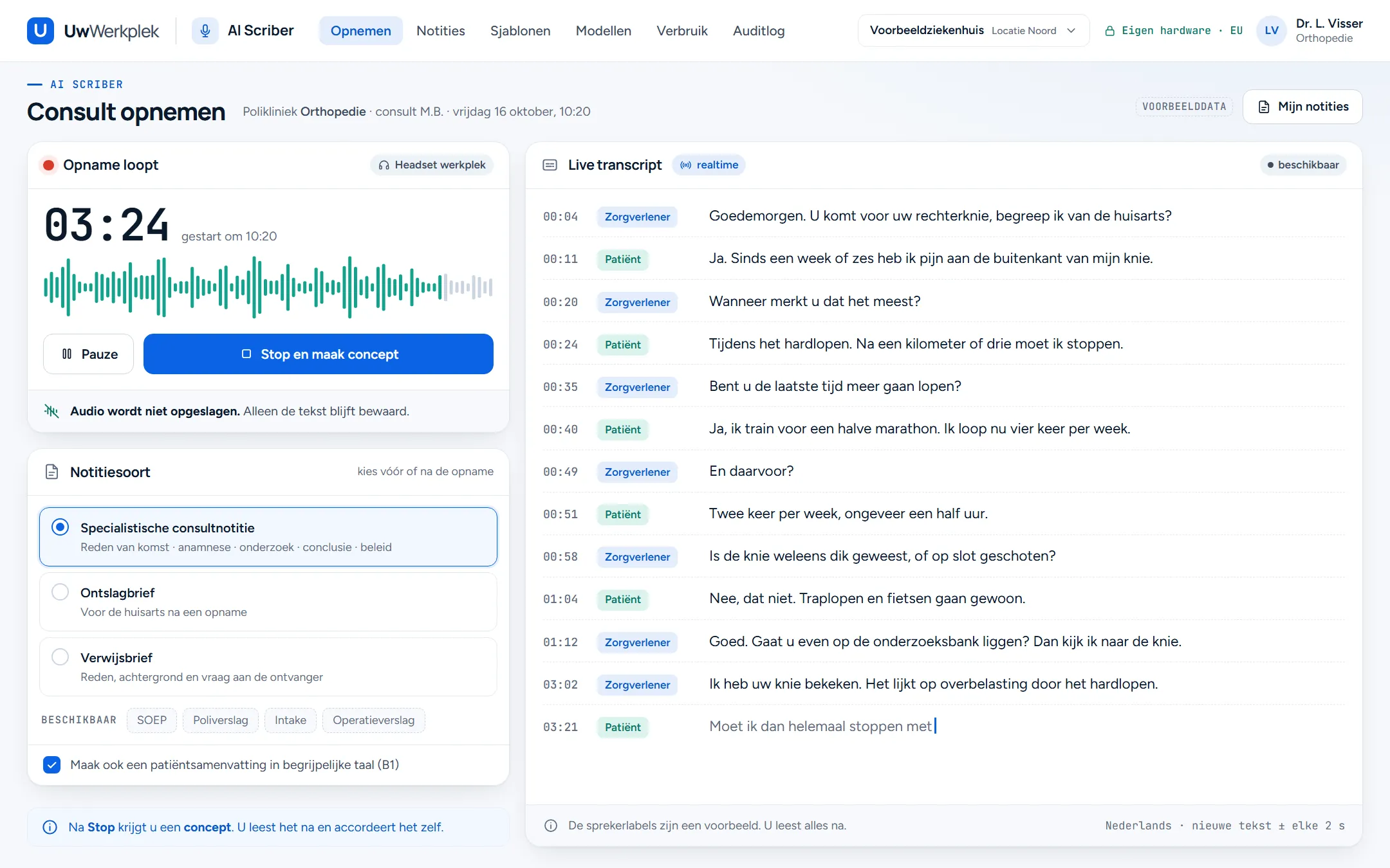 Opnamescherm van AI Scriber. Links loopt de opname op 3 minuten 24 met een golfvorm, de knoppen Pauze en Stop en maak concept, en de melding dat de audio niet wordt opgeslagen. Daaronder de keuze van de notitiesoort. Rechts het live transcript, met het label sprekerherkenning beschikbaar.