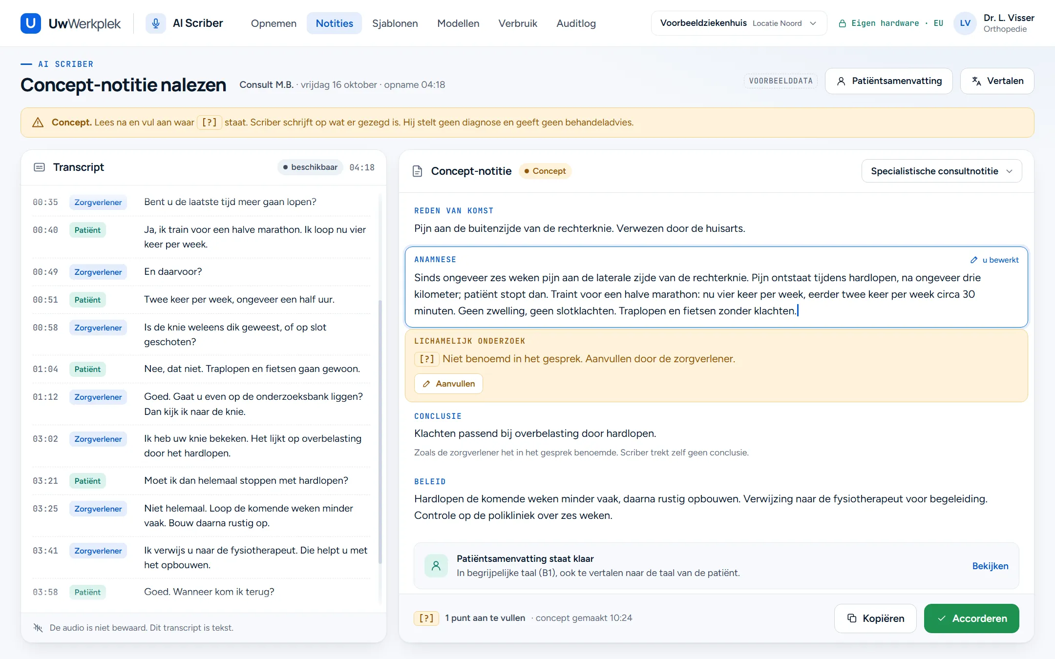 Reviewscherm van AI Scriber. Bovenaan een gele melding: concept, lees na en vul aan waar [?] staat. Links het transcript met tijden en het label sprekerherkenning beschikbaar. Rechts de concept-notitie in rubrieken: reden van komst, anamnese die de zorgverlener bewerkt, lichamelijk onderzoek gemarkeerd met [?], conclusie en beleid. Onderaan de knoppen Kopiëren en Accorderen.